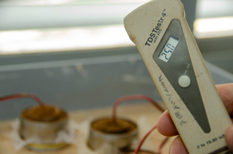 Demonstração de uso do sensor de umidade no Lasapsa – Laboratório de Análise de Solo, Água e Plantas do Semi-Árido. Foto: Eduardo Mendonça/Assecom.